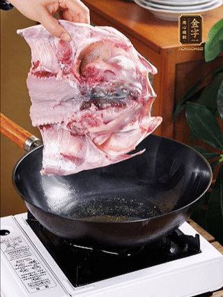 鍋里油燒熱（一半豬油、一半玉米油），放入魚頭，把魚頭煎至少兩面金黃