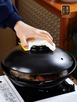 大火燒開，大火煮10~15分鐘。放入切好的豆腐，再煮5分鐘