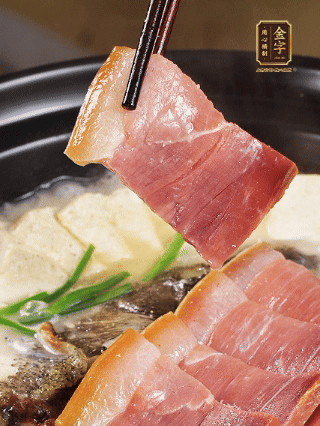 加入一丟丟鹽，撒點(diǎn)胡椒粉，蔥段點(diǎn)綴