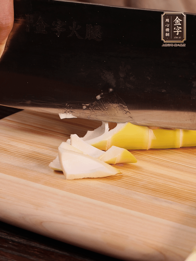 春筍去筍衣切滾刀塊；萵筍去皮切滾刀塊；春筍、百葉結(jié)焯水2分鐘。