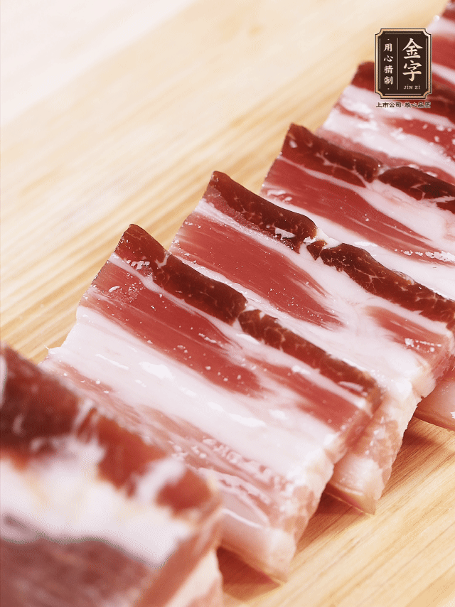 金字淡咸肉切厚片；金字淡咸肉、仔排加蔥姜、料酒焯水3分鐘，溫水洗凈。