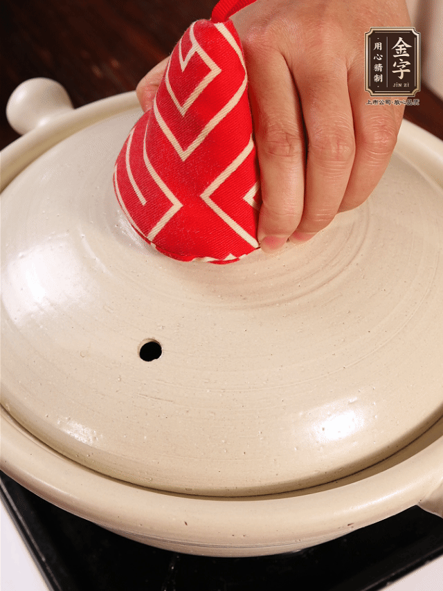 加開水燉煮，水沸后轉(zhuǎn)小火40分鐘。