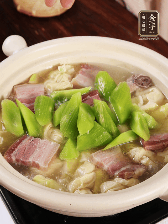 下春筍、百葉結(jié)，繼續(xù)燉15分鐘。最后下萵筍煮3分鐘，少許鹽調(diào)味。