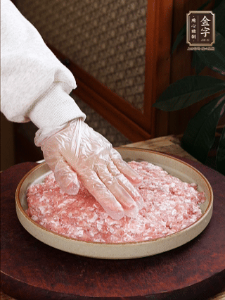 依次鋪肉末，碼入雞蛋豆腐，再鋪上金字香腸。